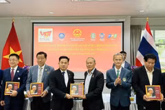 Vietnamitas en el extranjero reciben el libro bilingüe "Presidente Ho Chi Minh en Tailandia". (Foto: VNA)