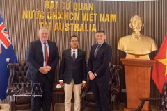 El embajador de Vietnam en Australia, Pham Hung Tam (centro), y los dirigentes del grupo SunRice (Fuente: VNA)