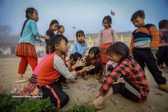 Pequeños pasos hacia la escuela entre nubes y montañas de Ta Xua