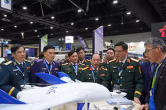 Una delegación de alto rango del Ministerio de Defensa Nacional de Vietnam visita los stands de la exposición. (Foto: Ministerio de Defensa)