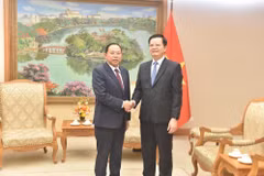 El viceprimer ministro vietnamita Mai Van Chinh (derecha) y el ministro camboyano de Cultos y Religiones, Chay Borin (Fuente: baochinhphu.vn)