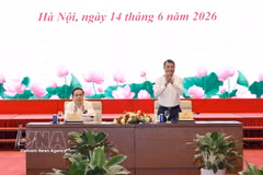 El primer ministro de Vietnam, Le Minh Hung, y el presidente de la Asamblea Nacional, Tran Thanh Man, copresiden el encuentro con los dirigentes de los organos de prensa (Fuente: VNA)
