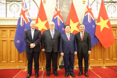 El presidente del Parlamento neozelandés, Gerry Brownlee (segundo de izquierda) y el jefe de la Comisión Central de Propaganda y Movilización de Masas, Nguyen Trong Nghia (segundo de derecha) en la cita (Fuente: VNA)