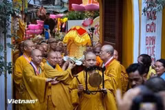 Pobladores de Hanoi aguardan durante horas para venerar las reliquias de Buda