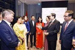 El presidente de la Asamblea Nacional de Vietnam, Tran Thanh Man, se reúne con la comunidad de connacionales aquí (Fuente: VNA)