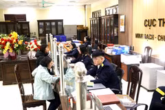 Ciudadanos y empresas acuden al Subdepartamento de Impuestos de la Región IV en Hung Yen para completar trámites administrativos. Foto: VNA