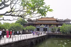 Numerosos turistas visitan la Ciudadela Imperial de Hue (foto cortesía de VNA).