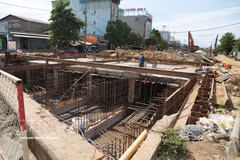 En las obras de construcción se están colocando refuerzos de acero y vertiendo hormigón para sellar los canales subterráneos, lo que ayuda a recoger el agua de lluvia y a mitigar las inundaciones en Da Nang. (Foto: VNA]