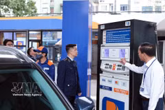 Las autoridades vigilan las operaciones comerciales en una tienda de Petrolimex en la calle Tran Quang Khai, Hanoi. Foto: VNA