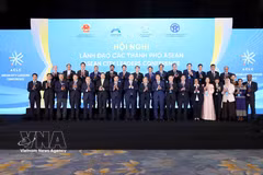 El viceprimer ministro permanente, Pham Gia Tuc, y los delegados que asisten a la Conferencia posan para una foto grupal. Foto: VNA