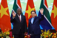 El primer ministro vietnamita, Pham Minh Chinh, se reúne con el presidente de Sudáfrica, Matamela Cyril Ramaphosa. (Foto: VNA)