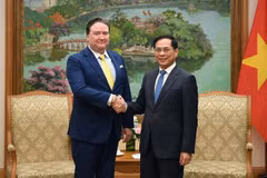 El viceprimer ministro vietnamita, Bui Thanh Son (derecha), recibie al embajador estadounidense en el país indochino, Marc E. Knapper.