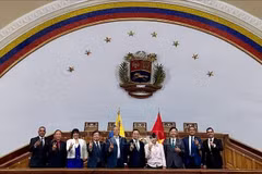La delegación de VUFO se toma una foto con el Grupo de Amistad Parlamentaria Venezuela – Vietnam (Fuente: VNA)