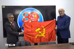 El embajador de Vietnam en Israel, Ly Duc Trung entrega una bandera del Partido Comunista de Vietnam a Issam Makhoul, presidente de Hadash (Foto: VNA)