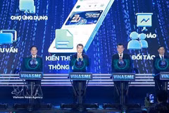 El primer ministro Le Minh Hung y los delegados realizan la ceremonia de lanzamiento de la plataforma digital de la Asociación Vietnamita de Pequeñas y Medianas Empresas (agosto de 2026). Foto: VNA