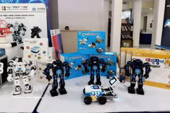 Robots integrados con aplicaciones de IA se exhiben en Techmart. Foto: VNA