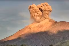 El volcán Kanlaon entra en erupción la madrugada del 13 de mayo, expulsando una columna de ceniza al cielo. (Foto: Guardian News)
