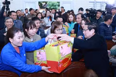 El primer ministro Pham Minh Chinh entrega regalos a las familias beneficiadas de políticas preferenciales (Fuente: VNA)