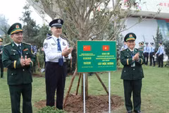 Los delegados del programa plantan un árbol en el paso fronterizo internacional de Huu Nghi (Foto: VNA)