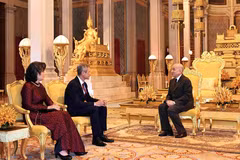 El rey de Camboya, Norodom Sihamoni, recibe al nuevo embajador vietnamita en Phnom Penh, Nguyen Minh Vu (Fuente: VNA)