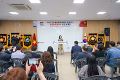 La cónsul general de Vietnam en Busan, Doan Phuong Lan, habla en la cita (Fuente: baoquocte.vn)