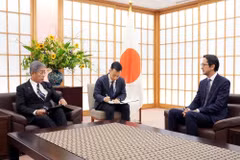En el encuentro entre el embajador Do Hung Viet y ministro de Relaciones Exteriores de Japón, Iwaya Takeshi (Fuente: VNA)