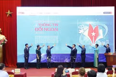 Los delegados realizan la ceremonia de lanzamiento del sitio web oficial del XI Premio Nacional de Información al exterior, el 12 de junio de 2025. Foto: VNA
