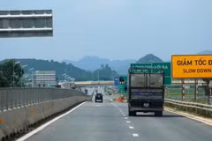 Se ha puesto en funcionamiento un tramo limitado de la autopista de cuatro carriles que conecta el norte y el sur. (Foto: Vietnam+)