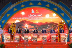El viceprimer ministro Nguyen Van Thang y otros delegados pulsan el botón para dar inicio oficialmente a la ceremonia de colocación de la primera piedra del proyecto del complejo del teleférico turístico histórico y cultural de Dien Bien Phu. Foto: VNA.