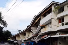 Un edificio se derrumbó y varios vehículos resultaron dañados tras un terremoto en Penonome, provincia de Coclé, en el centro de Panamá, el 9 de octubre de 2026. Foto: Xinhua/VNA