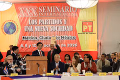 El senador y coordinador nacional del Partido PT, Alberto Anaya Gutiérrez, muestra el libro "Aspiración por un Vietnam fuerte y próspero en la nueva era" en el seminario. Foto: VNA