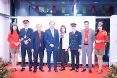 Representantes de la dirección y la tripulación de Vietjet Air posan para una foto con los invitados. Foto: VNA