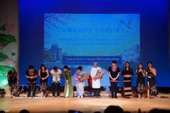 Artistas vietnamitas y japoneses saludan al público en el concierto. Foto: VNA