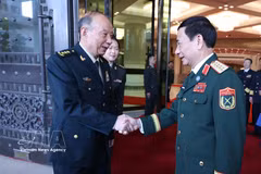 El general Phan Van Giang, viceprimer ministro y titular de Defensa de Vietnam, (derecha) se reúne con el coronel general Zhang Shengmin, vicepresidente de la Comisión Militar Central de China. (Fuente: VNA)
