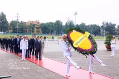 El rey Maha Vajiralongkorn Phra Vajiraklaochaoyuhua de Tailandia y la reina Suthida Bajrasudhabimalalakshana depositaron ofrendas florales y rindieron homenaje en el Mausoleo de Ho Chi Minh. (Foto: VNA)