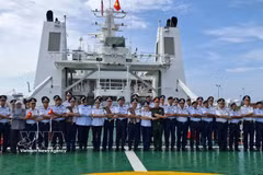 Representantes de la Guardia Costera de Vietnam y de la Agencia de Aplicación de la Ley Marítima de Malasia (MMEA) del estado de Pahang posan para una foto conmemorativa, según la tradición de la ASEAN, en la cubierta del buque CSB 8005. Foto: VNA
