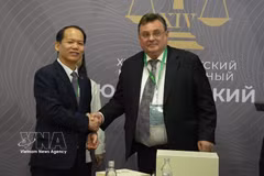 El ministro de Justicia de Vietnam, Hoang Thanh Tung, y su par ruso, Konstantin Chuychenko (Fuente: VNA)
