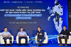 Representantes de las entidades participantes en la mesa redonda sobre el desarrollo de plataformas comerciales y la operación de robots en Vietnam. Foto: VNA