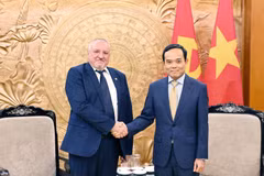 Tran Luu Quang (derecha), secretario del Comité Central del Partido Comunista de Vietnam y jefe de su Comisión de Políticas y Estrategias , y el presidente de MSZP, Komjáthi Imre (Fuente: VNA)