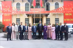 El presidente del Comité Central del Frente del FPV, Do Van Chien, recibe a una delegación de la VKBIA (Fuente: VNA)