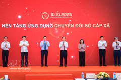 Los delegados realizan la ceremonia de apertura de la aplicación para la transformación digital a nivel comunal. Foto: VNA