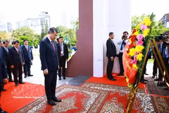 El primer ministro Le Minh Hung ofrenda una corona de flores en el monumento al difunto rey Norodom Sihanouk en Phnom Penh. (Foto: VNA)