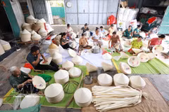 La artesanía de sombreros cónicos de Xuan Loc es una tradición arraigada en un pueblo artesanal ubicado en la comuna de Xuan Loc de la provincia de Thanh Hoa, con una larga historia. (Foto: VNA)