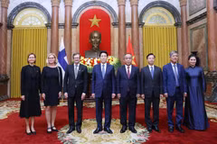 El presidente Luong Cuong (cuarto desde la izquierda) recibe al embajador finlandés Pekka Voutilainen (tercero desde la izquierda). (Foto: VNA)