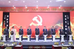 El secretario general del Partido Comunista de Vietnam, To Lam, y los delegados ofician la ceremonia de lanzamiento de la página informativa del XIV Congreso Nacional del Partido de la Agencia vietnamita de Noticias (Foto:VNA)
