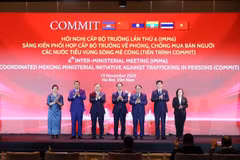 El viceprimer ministro vietnamita Bui Thanh Son (centro) y los jefe de delegaciones participantes de la VI Reunión Interministerial (IMM6) de la Iniciativa Ministerial Coordinada del Mekong contra la Trata de Personas (Fuente: VNA)
