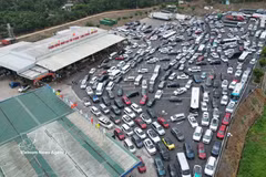 La autopista Phan Thiet - Dau Giay, en dirección a Phan Thiet, presenta tráfico denso y circulación lenta. (Foto: VNA)