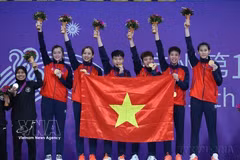 El equipo femenino vietnamita de sepak takraw ganó la medalla de oro en los Juegos Asiáticos de 2023 celebrados en Indonesia (2023). Foto: VNA