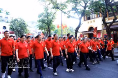 Los delegados participan en un recorrido a pie alrededor del lago Hoan Kiem. Foto: VNA