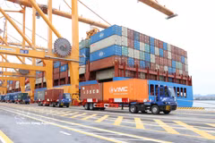 Manipulación de carga en las terminales de contenedores 3 y 4 del puerto internacional TIL, en el puerto de Hai Phong. Foto: VNA
